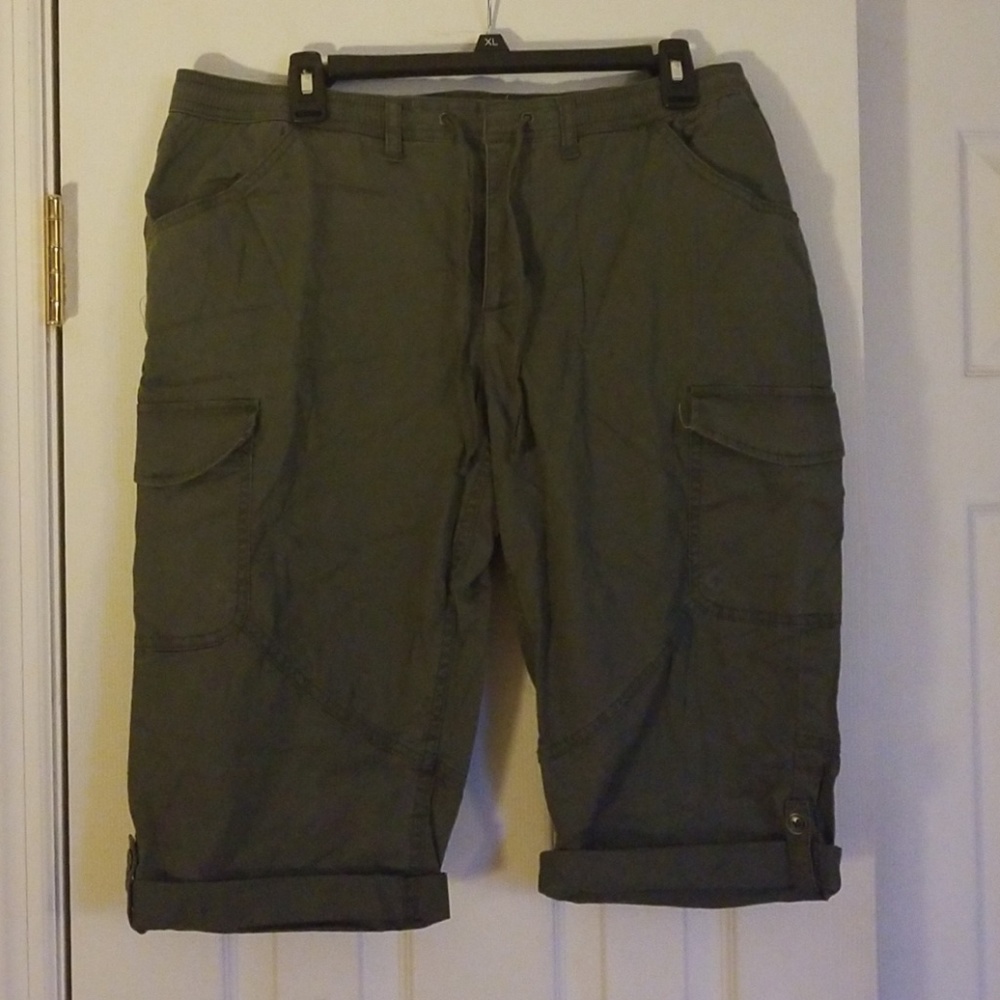 New without tags ladies capri shorts